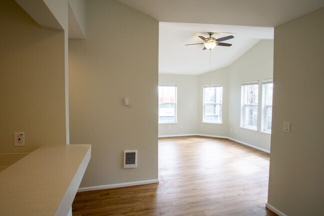 Foto del edificio - Major Updates: Vaulted Ceiling Spacious 2-Bed 2-Bath w DW, WD, Balcony!