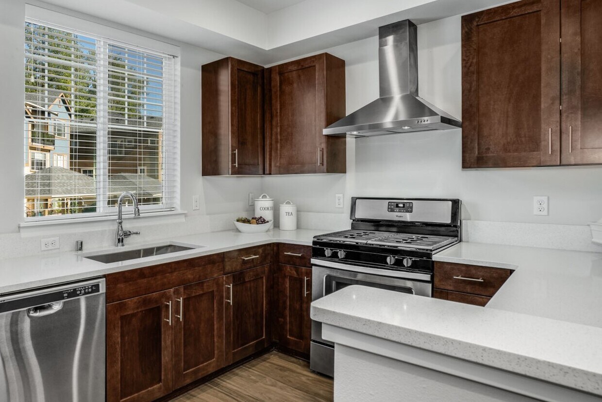 Modern kitchen - 5985 185th Ct NE