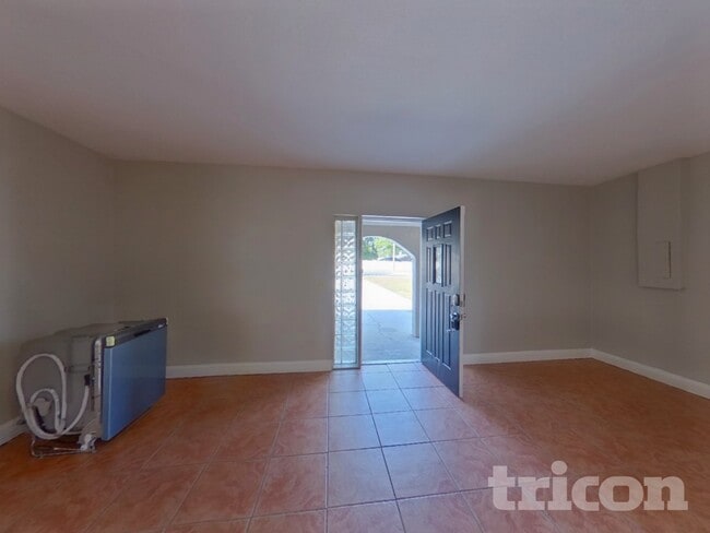 Building Photo - 1101 Seffner Valrico Rd