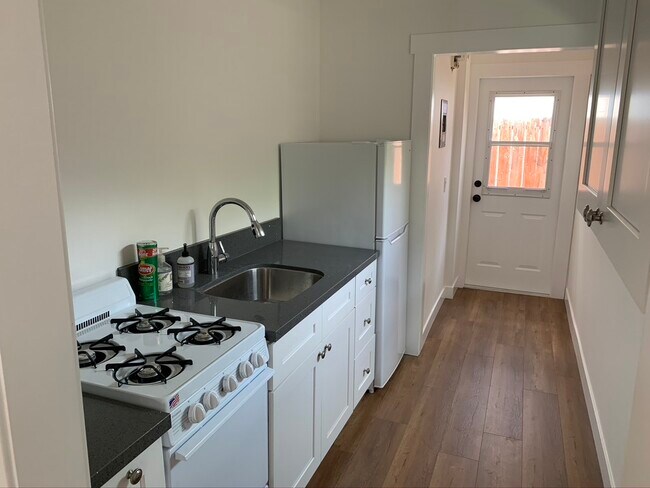kitchen - 1616 Maltman Ave