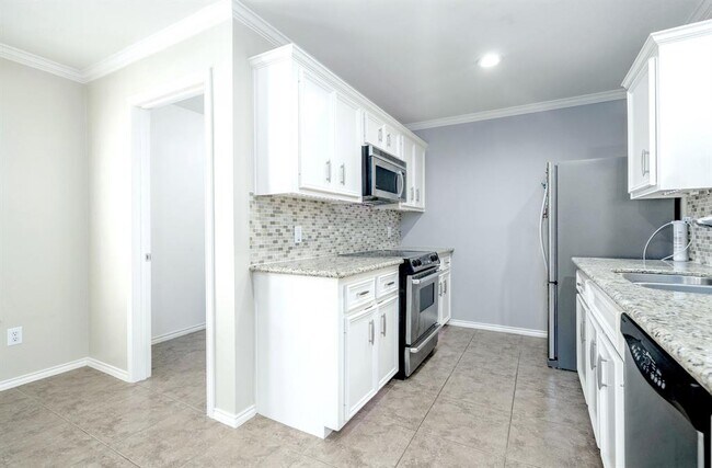 Foto del edificio - 915 E Heights Hollow Ln