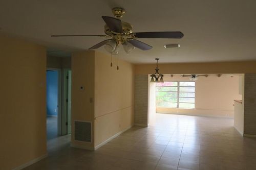 Building Photo - 620 W Kalmia Dr