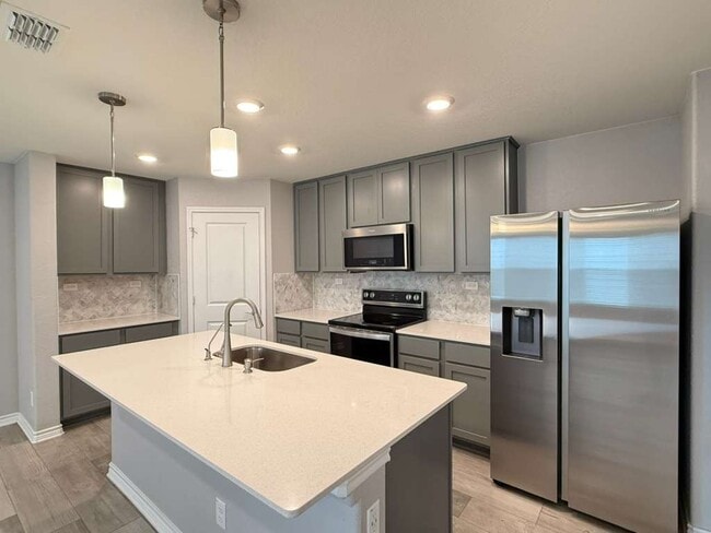 Foto del edificio - 323 Deer Crest Dr