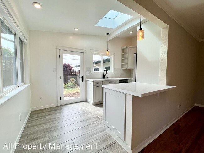 Building Photo - 2 br, 1 bath House - 751 Bradford Way Unit A