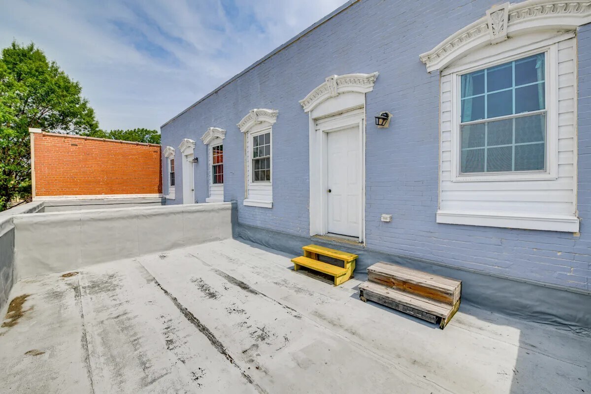 Primary Photo - 214 E Main St