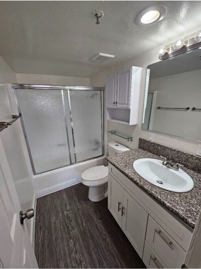 Interior Photo - Lincoln Park