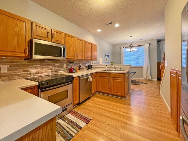 Foto del edificio - Spacious End Unit Townhome with Fireplace and Vaulted Ceilings is Pet Friendly!