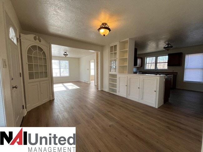 Building Photo - Four bedroom, one bathroom for rent