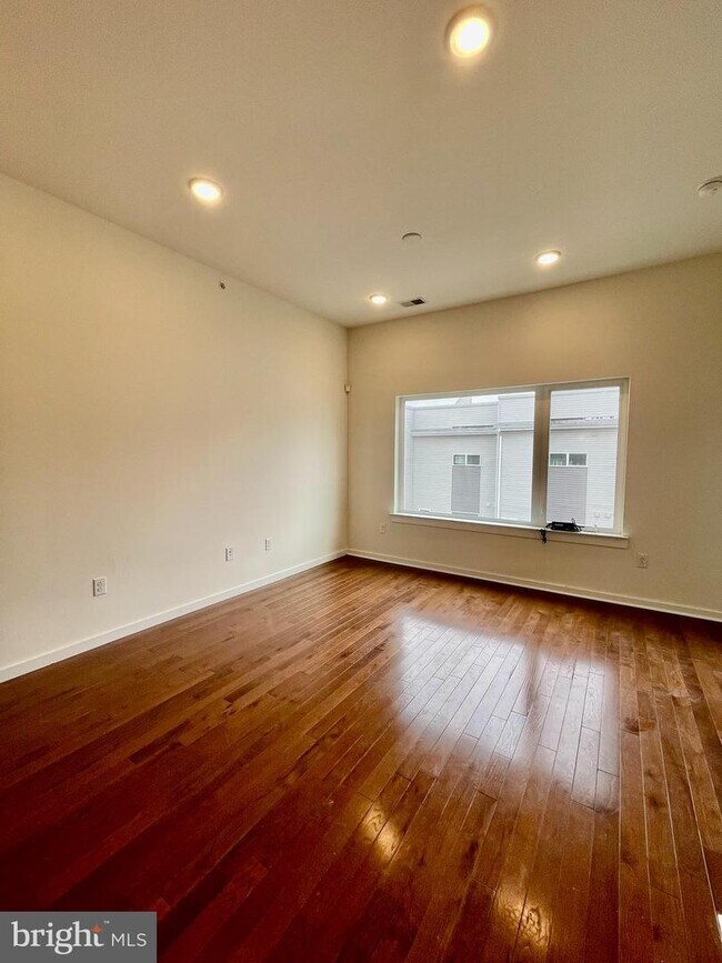 Building Photo - 1642 N 5th Ct