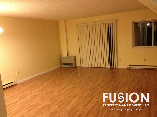 Building Photo - Private Townhouse with Patio, Pool & Parking