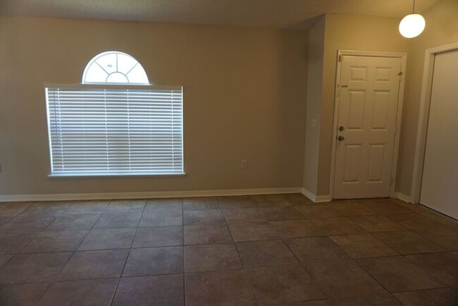 Foto del edificio - 3 Bedroom Home with Garage