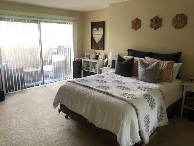 Building Photo - 2607 Pirineos Way