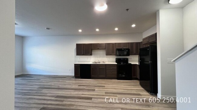 Building Photo - Modern Luxury: 3BR Townhome with Stylish F...