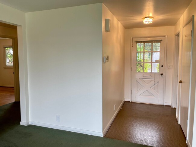 Building Photo - Cute home on a quiet street. Pets are welc...