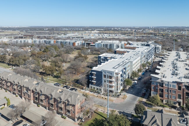 Building Photo - Trinity Highline