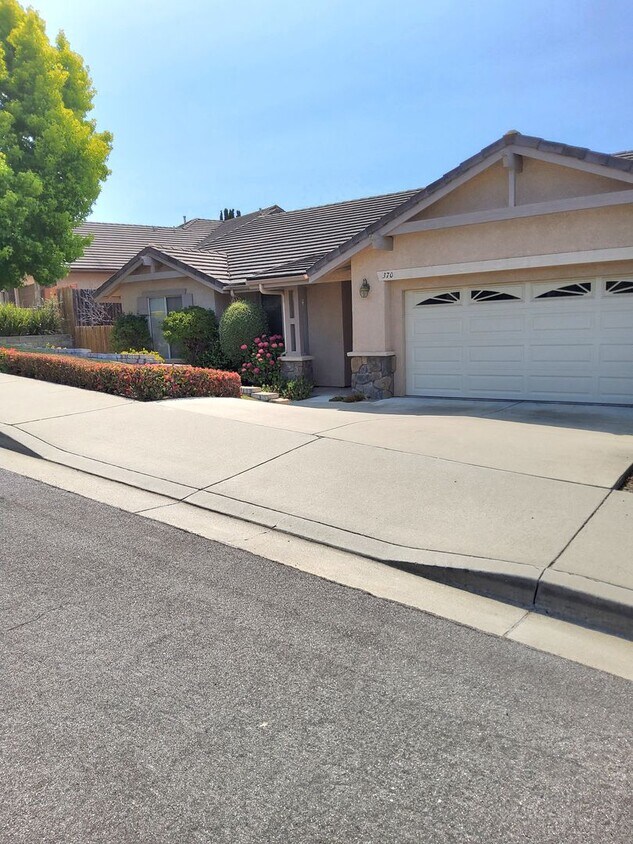 Primary Photo - Beautiful house in great neighborhood with...