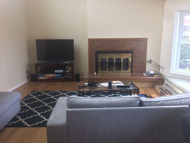 Building Photo - Beautiful Capital Hill Condo with Amazing ...