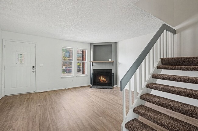 Building Photo - Updated 2 Bedroom, 2 Bathroom Townhome – Move-In Ready!