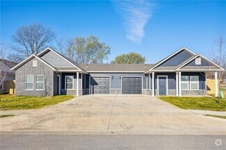 Building Photo - 900 Vly Oaks Ln