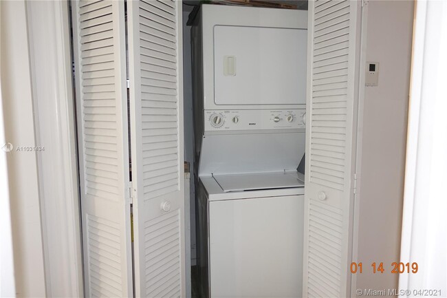 Building Photo - 210 Seaview Dr