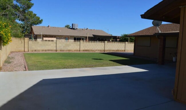 Building Photo - 14401 N 52nd Ln