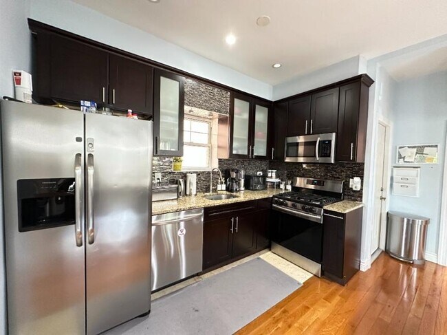 Foto del edificio - 4 bedroom in BROOKLYN NY 11218