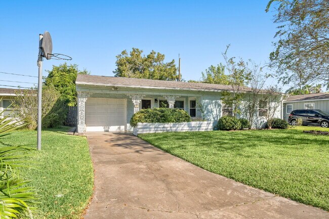 Building Photo - 108 Bonita Ave
