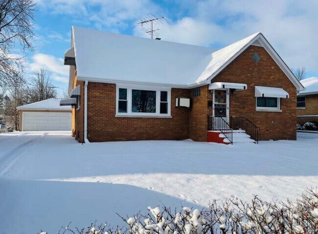 Building Photo - 2417 9th Pky