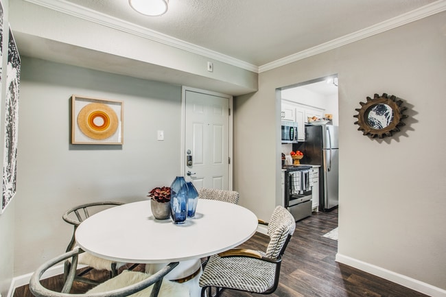 Building Photo - Medical Center Apartments - Super Deal!