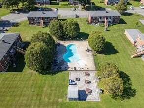 Building Photo - 6 Manor Dr