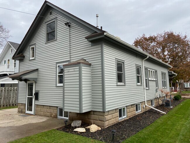 Building Photo - 717 S Fairview St