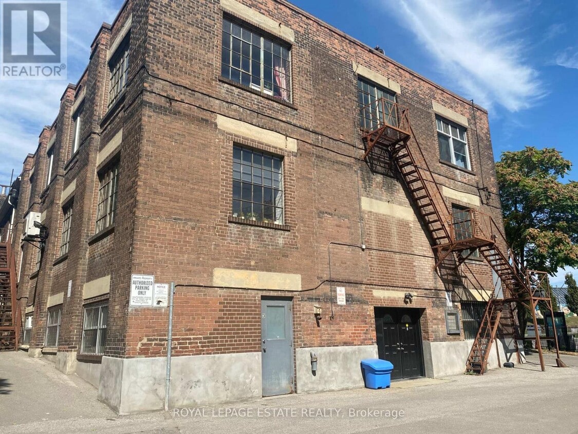 Primary Photo - 535 Queen St E