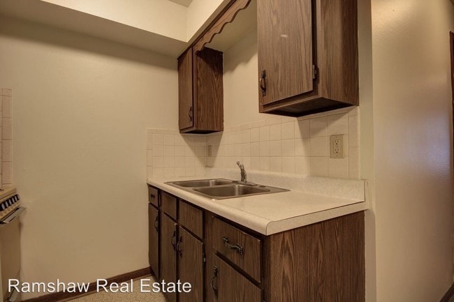 Building Photo - 1 br, 1 bath Apartment - 303 E. Clark St.