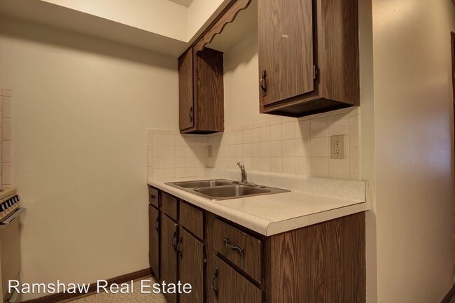 Foto del edificio - 1 br, 1 bath Apartment - 303 E. Clark St.