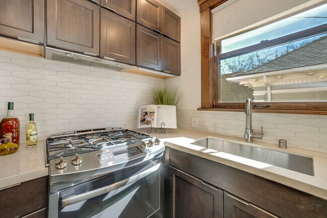 Foto del edificio - 2631 Regent St