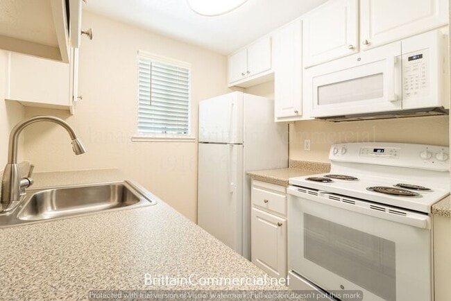 Building Photo - Spacious Two-Bedroom Townhome w/Modern Int...