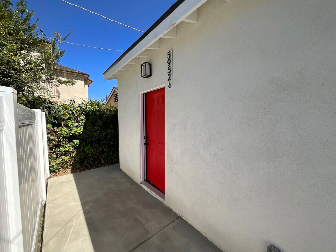 Foto principal - 5952 1/2 Balcom Ave