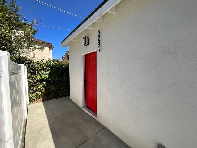 Building Photo - 5952 1/2 Balcom Ave
