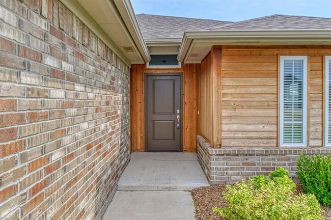 Building Photo - 8712 Thera Dr