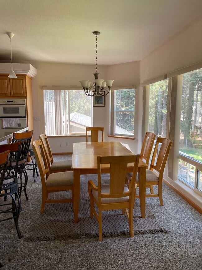 Building Photo - Beautiful 2 bedroom home with expansive li...