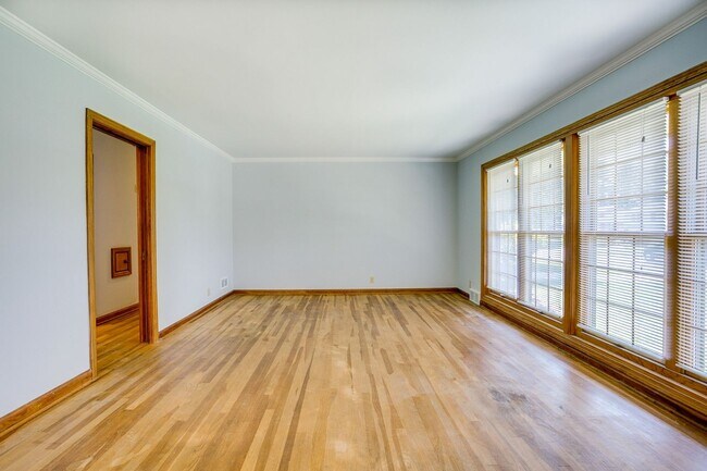 Building Photo - 3 bedroom, 2 bath Ranch -AVAILABLE AUGUST