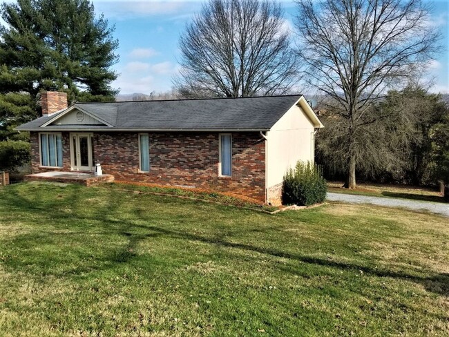 Foto del edificio - 4 Bdrm/3 Bath Brick Home  ?  Church Hill TN