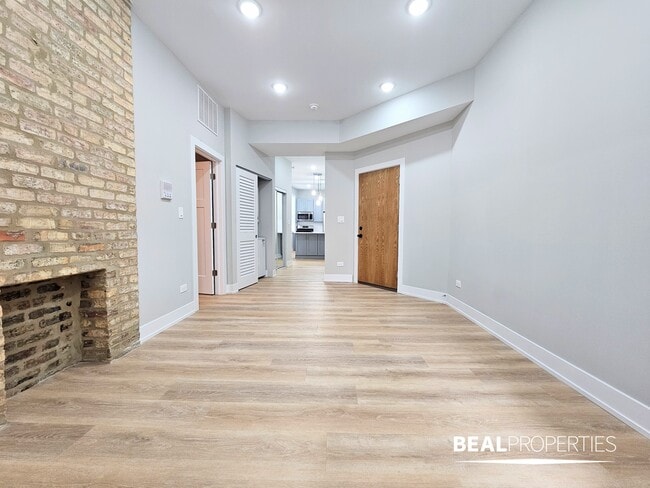 Building Photo - 428 W Belden Ave