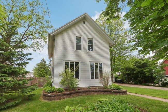 Building Photo - Charming 3-Bedroom Home for Rent in Lake M...