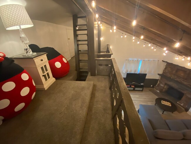Building Photo - Unique 2Bedroom Burbank Cottage! Centrally...