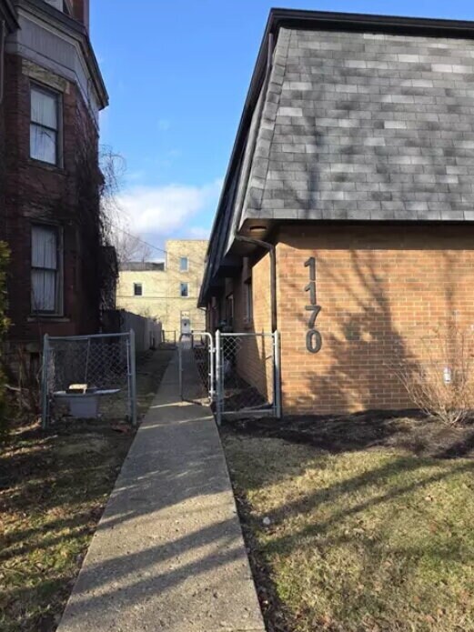 Building Photo - 1170 Bryden Rd