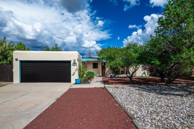 Building Photo - Vibrant Home Off Rodeo Rd.
