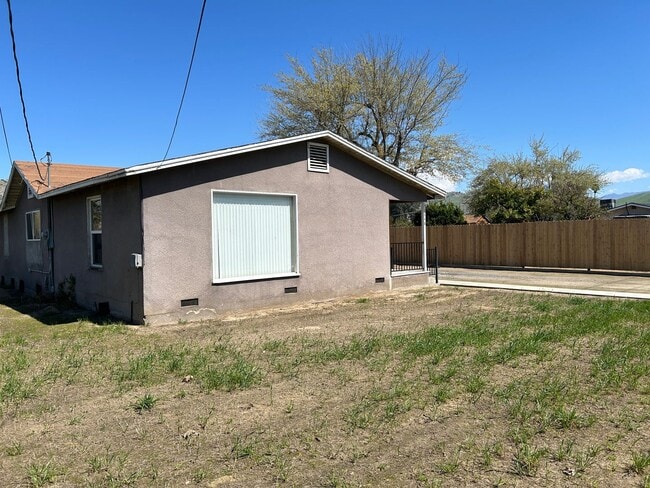 Building Photo - 2 bedroom, 1 bath home with lots of room inside and out.