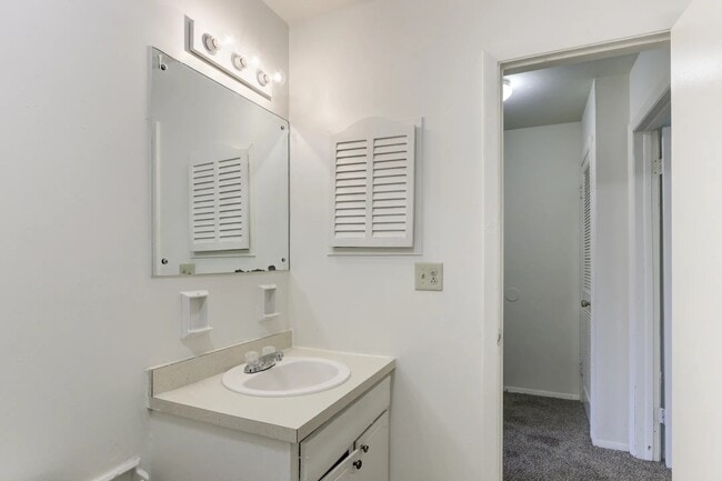 Building Photo - Elkhart Green