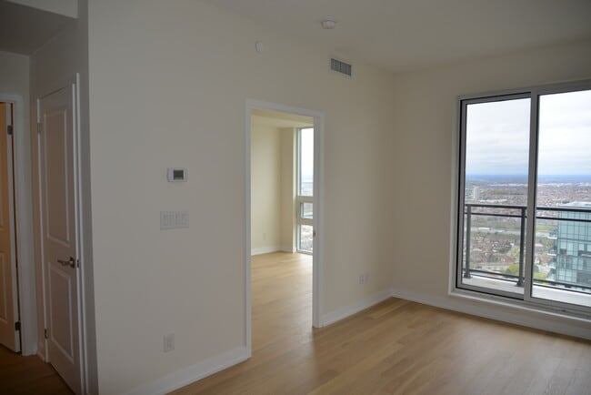 Photo du bâtiment - Square One - Beautiful One Bedroom Condo